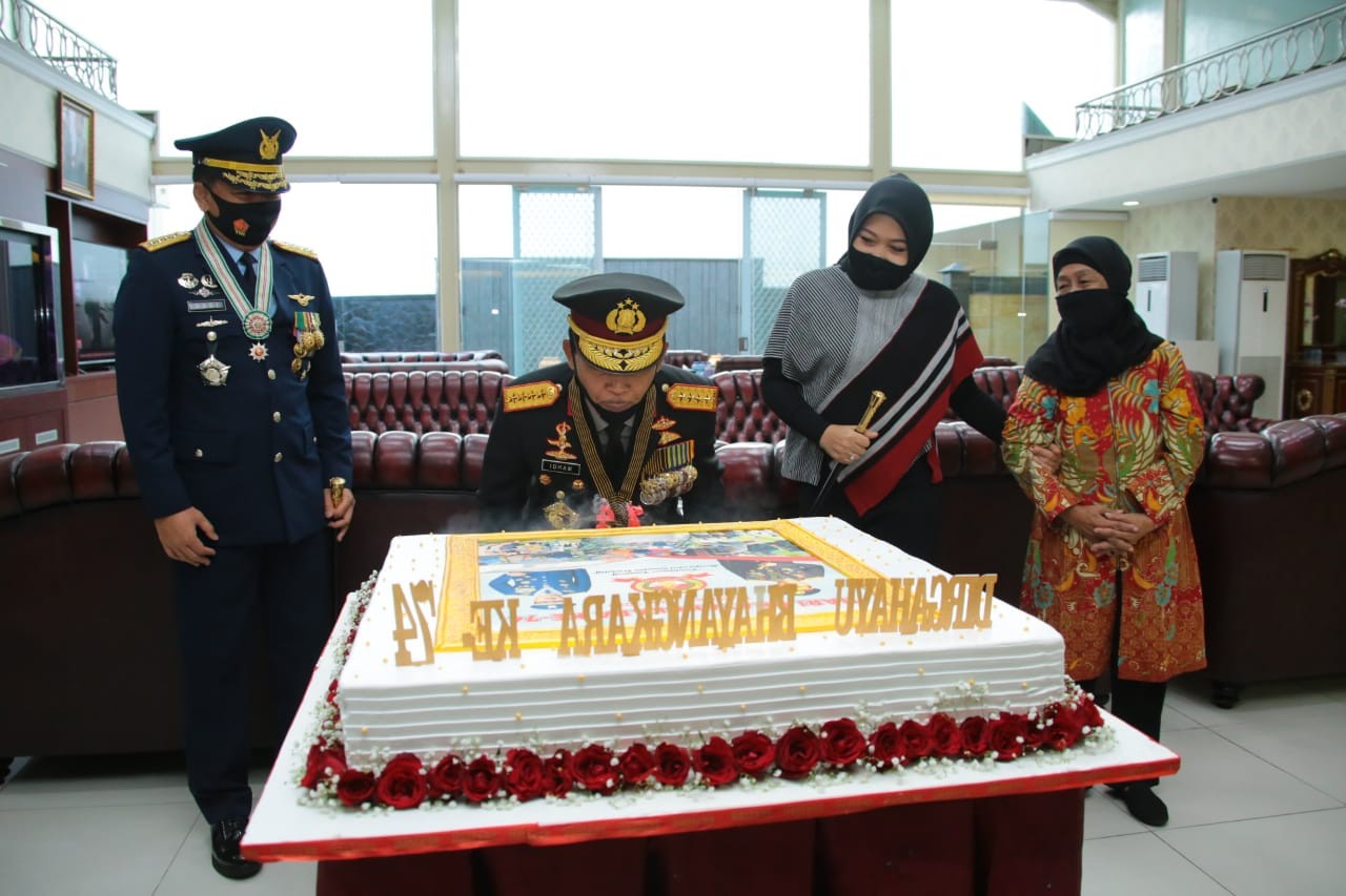 Panglima TNI Berikan Kejutan Kepada Kapolri di HUT Polri ke-74