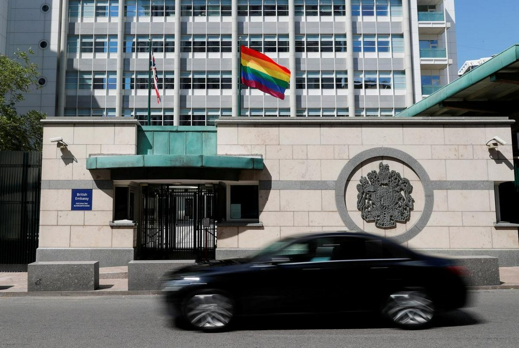 Kibarkan Bendera LGBT, Amerika Diolok-olok Presiden Rusia