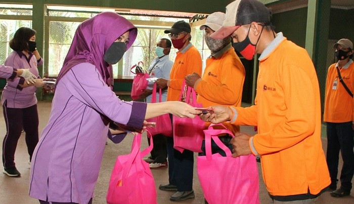 Ketua IKKT PWA Serahkan Bantuan Masker Batik