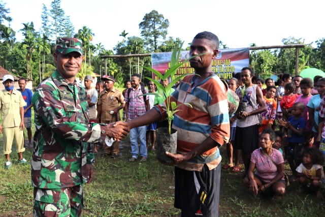 Satgas TMMD Kodim 1709 Bagikan Bibit Tanaman Dan Sembako Warga Natabui Dan Toweta