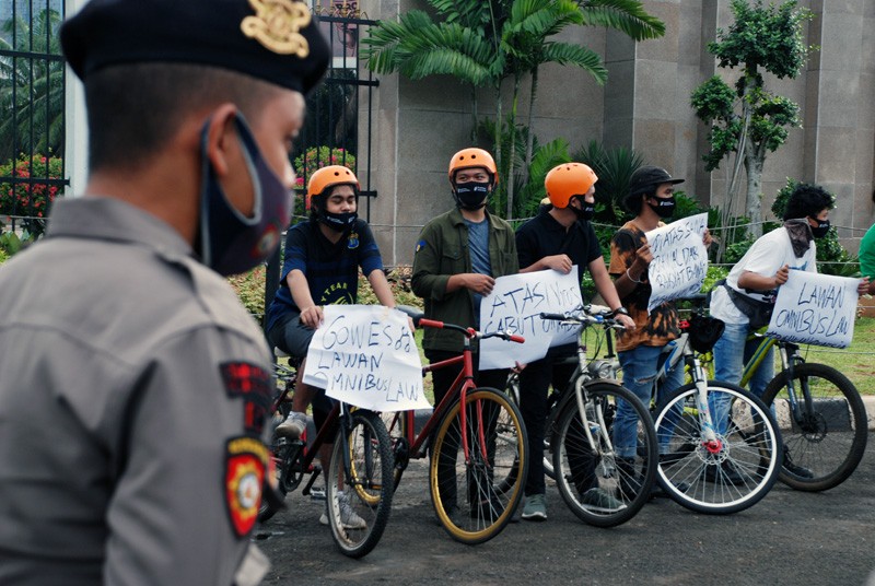 Go (W) Es To Gedung DPR Tolak RUU Omnibus Law