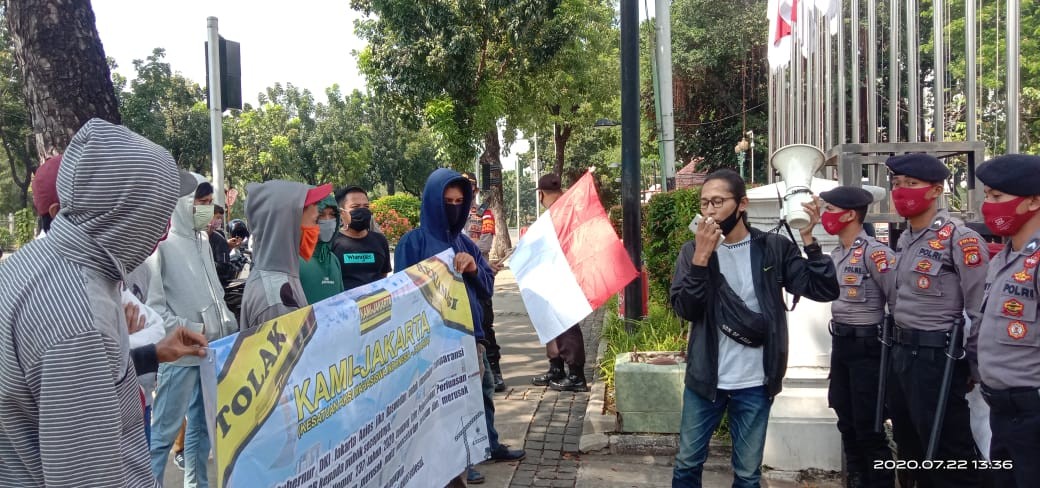 Gelar Aksi, Mahasiswa Minta Anies Buka Database PPDB dan Hentikan Reklamasi