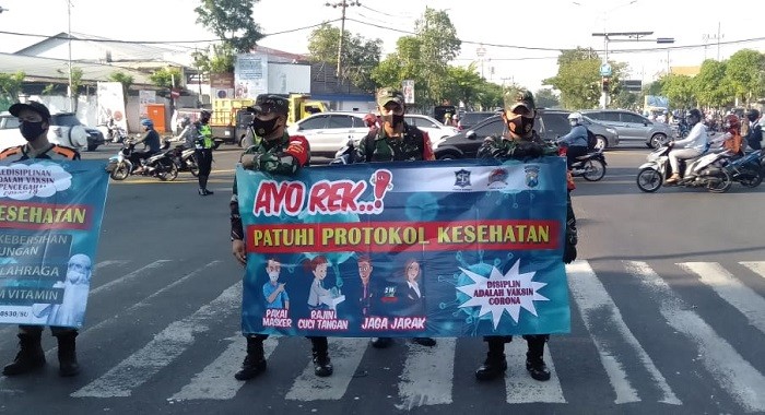 Traffic Light Jadi Sasaran Pembagian Masker