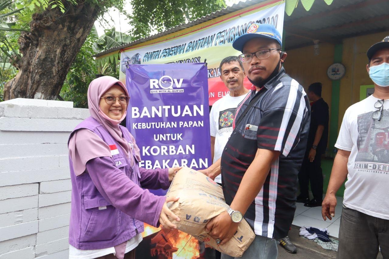 RQV Indonesa Salurkan Bantuan Puluhan Sak Semen Untuk Korban Kebakaran Di Paseban