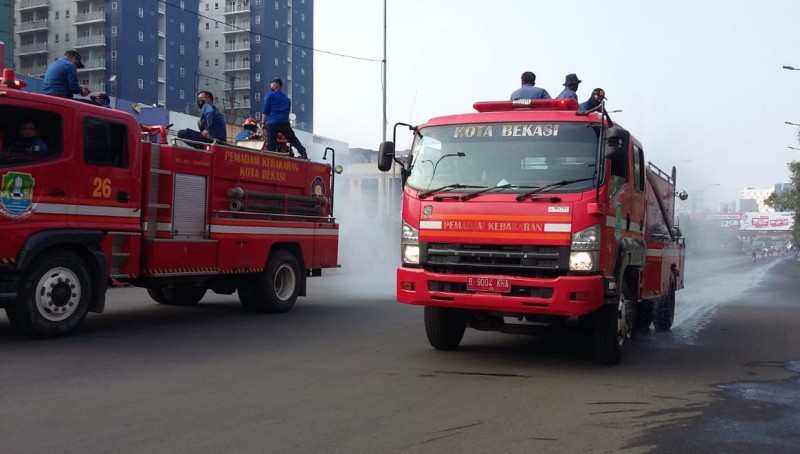 Usai CFD Damkar Dan Kepolisia Bekasi Semprot Disinfektan