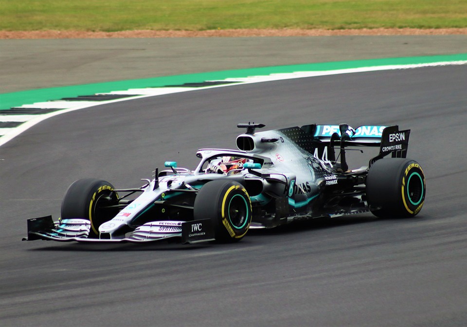 Hamilton Resah Dengan Ban Pireli