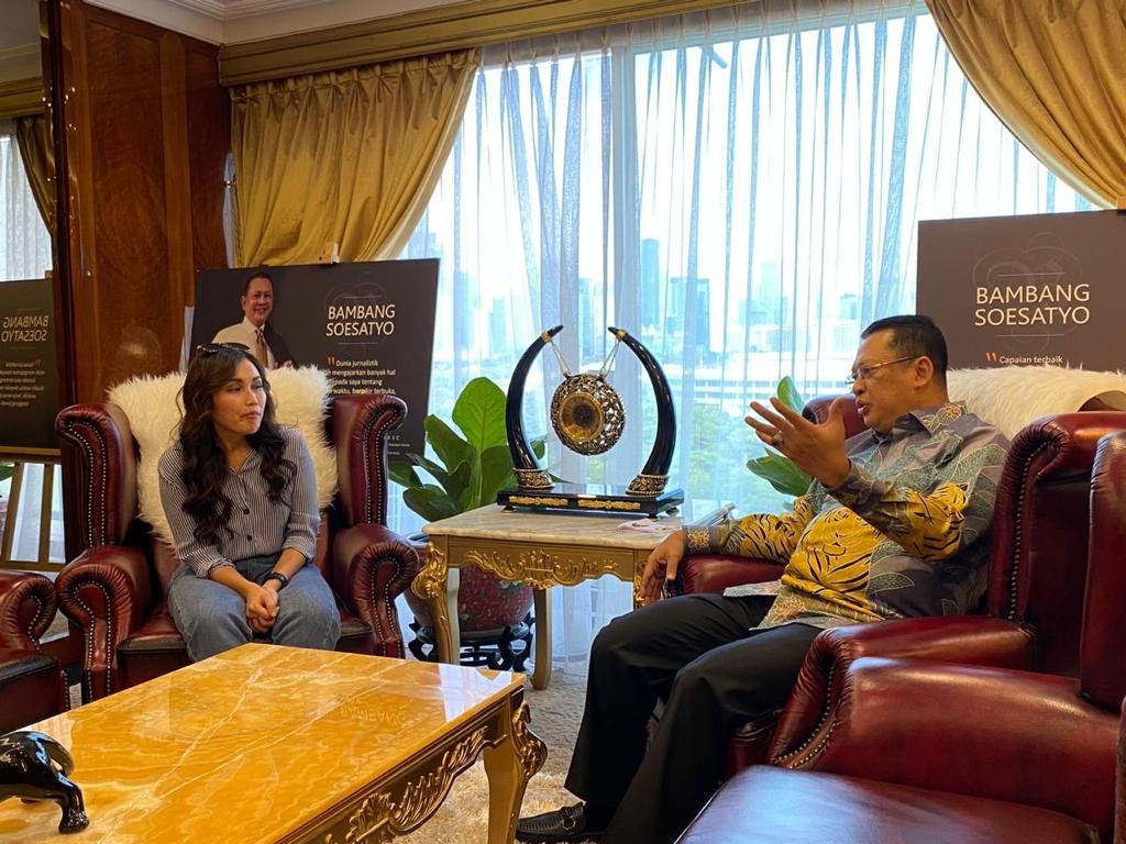 Nge-Vlog Bareng Ayu Ting Ting, Bamsoet Ajak Sampaikan Pesan Kebangsaan Melalui Media Sosial
