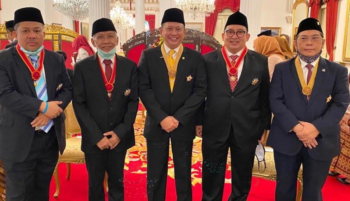 Bamsoet dan Para Tokoh Menerima Terima Tanda Jasa dan Tanda Kehormatan Republik Indonesia