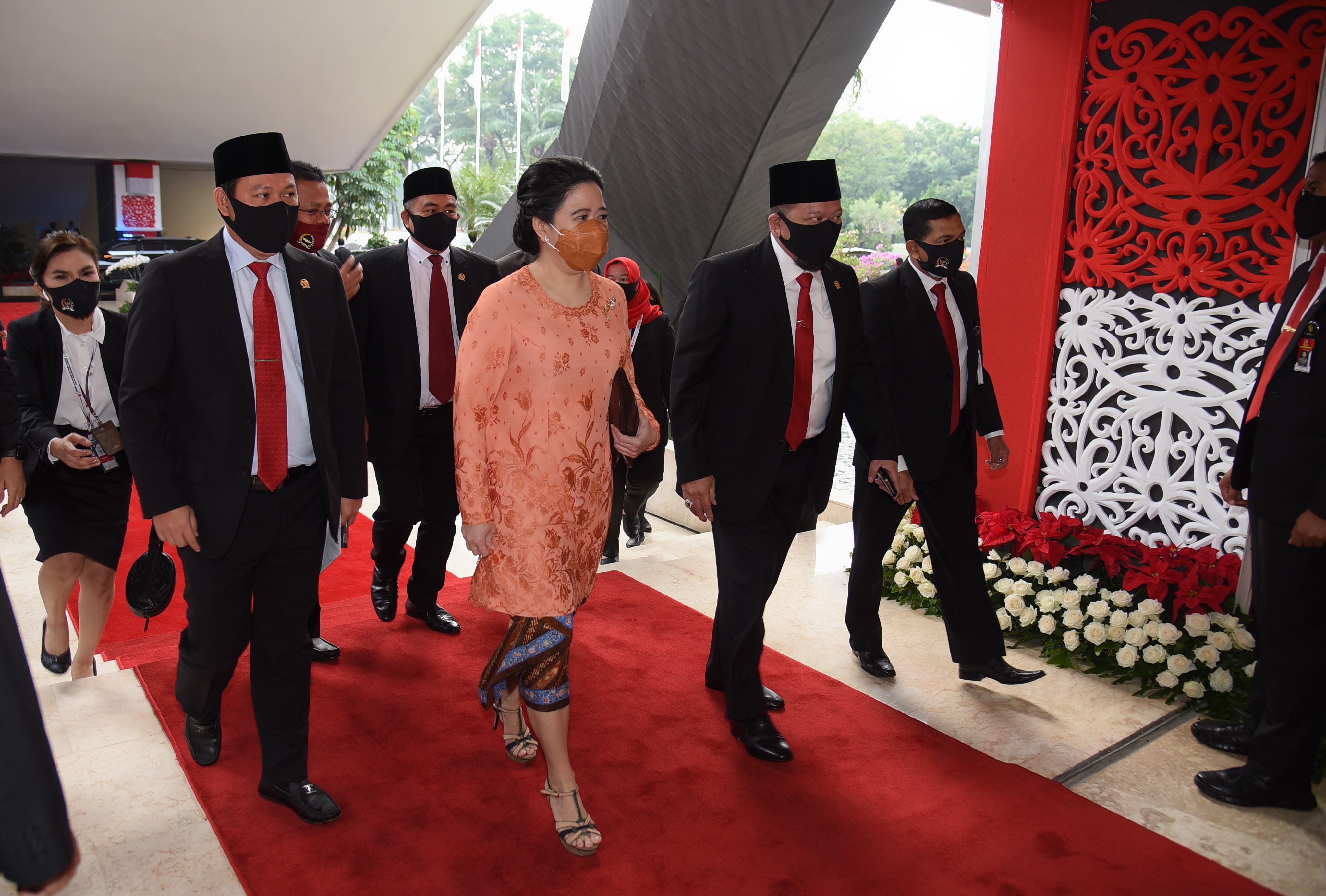 Di Sidang Tahunan MPR, Puan Maharani Anggun dengan Kebaya Oranye
