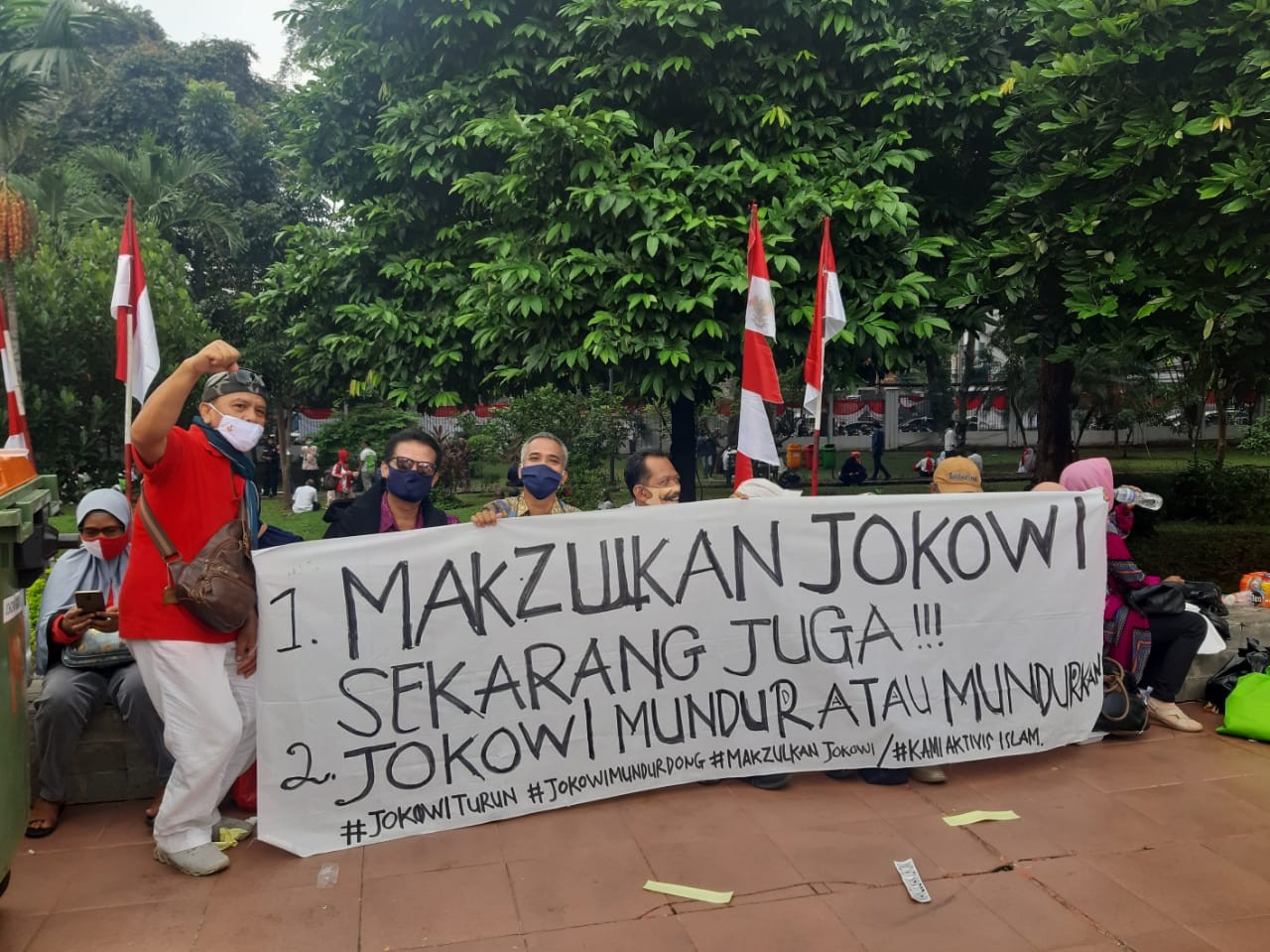 Spanduk dan Poster Makzulkan Jokowi Bertebaran di Deklarasi KAMI