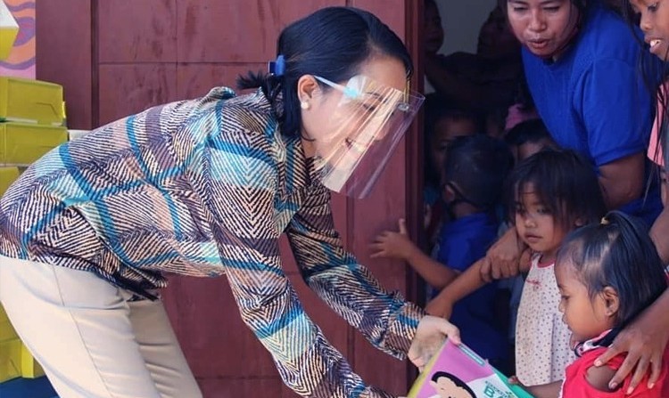 Atasi Stunting, Srikandi Nasdem Berikan Makanan ke Anak-anak NTT