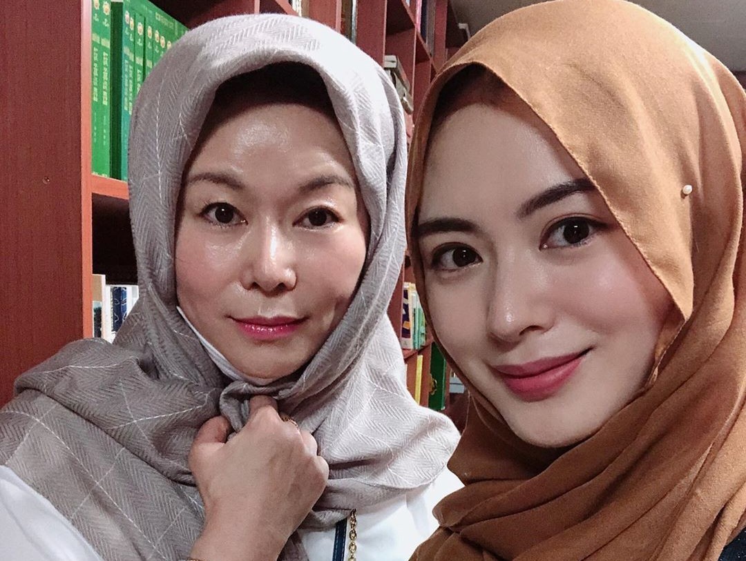 Butuh 8 Tahun, Muallaf Cantik Ayana Bisa Ajak Ibu ke Masjid