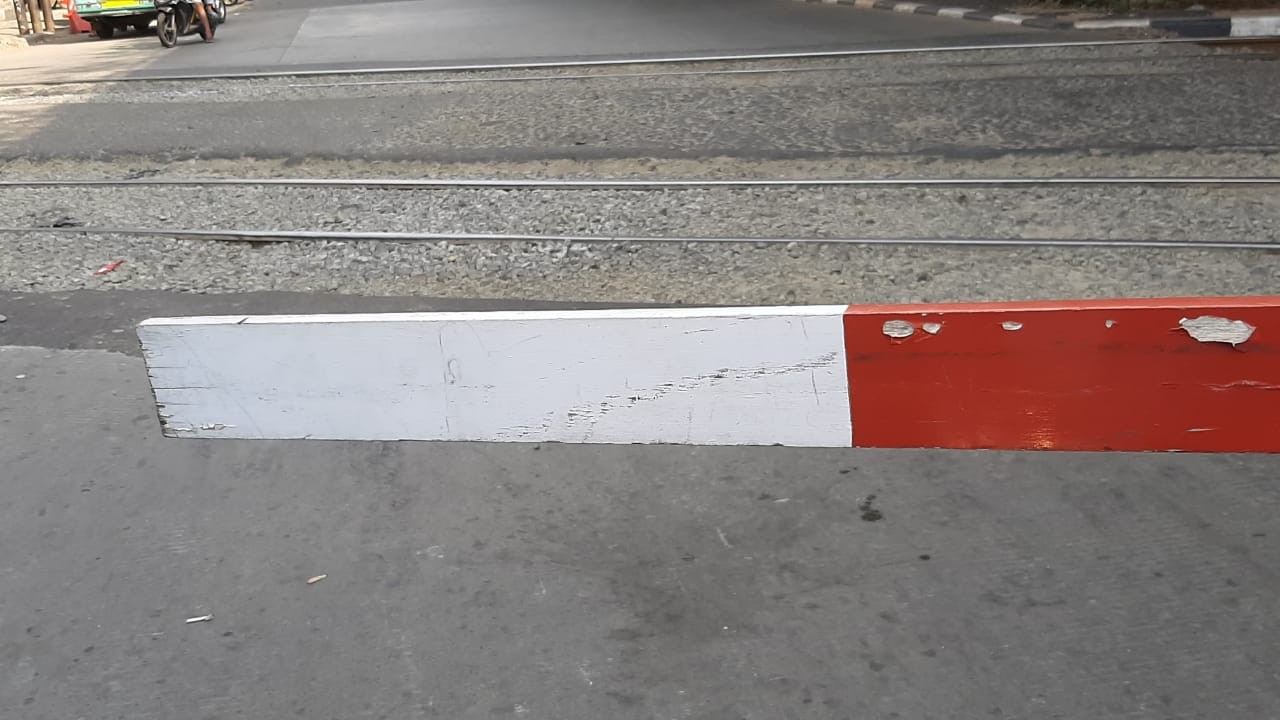 Jalan di Pintu Kereta Stasiun Karet Rusak, Berbahaya Bagi Pengendara
