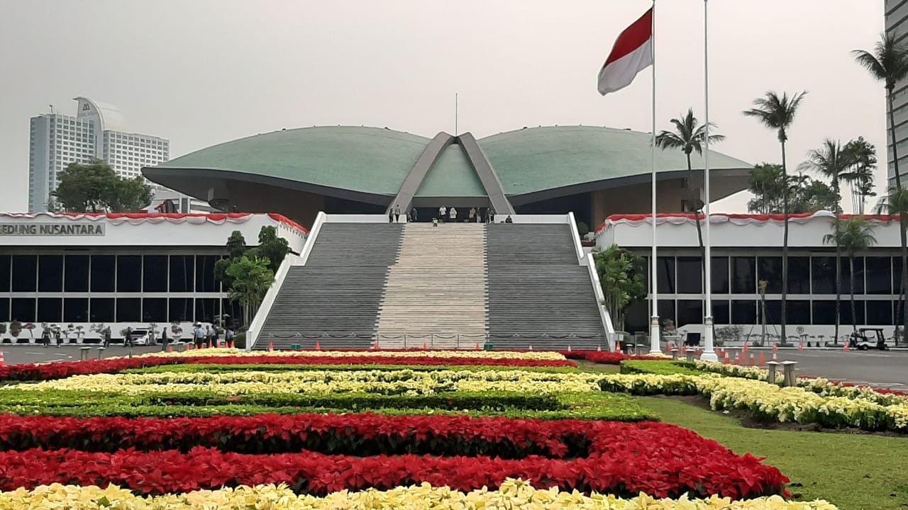 Di Usia 75 Tahun, DPR Diminta Tingkatkan Kinerjanya