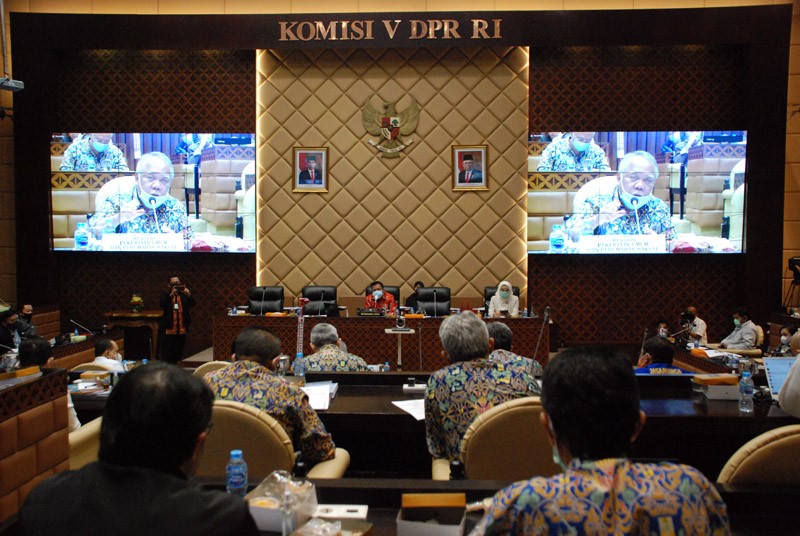 Tiga Menteri Raker Dengan Komisi V DPR