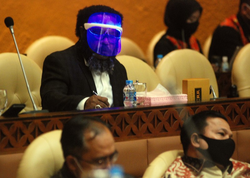 Menarik Perhatian