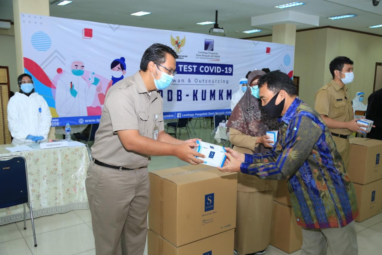 LPDB Serahkan Bantuan 30 Ribu Masker Untuk Tenaga Medis Di DKI 