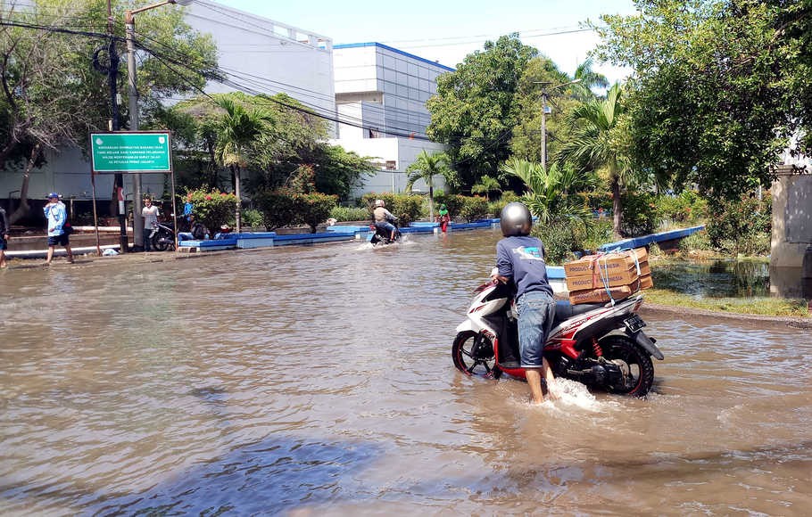 Warga DKI Diungsikan Imbas Banjir Yang Rendam 49 RT