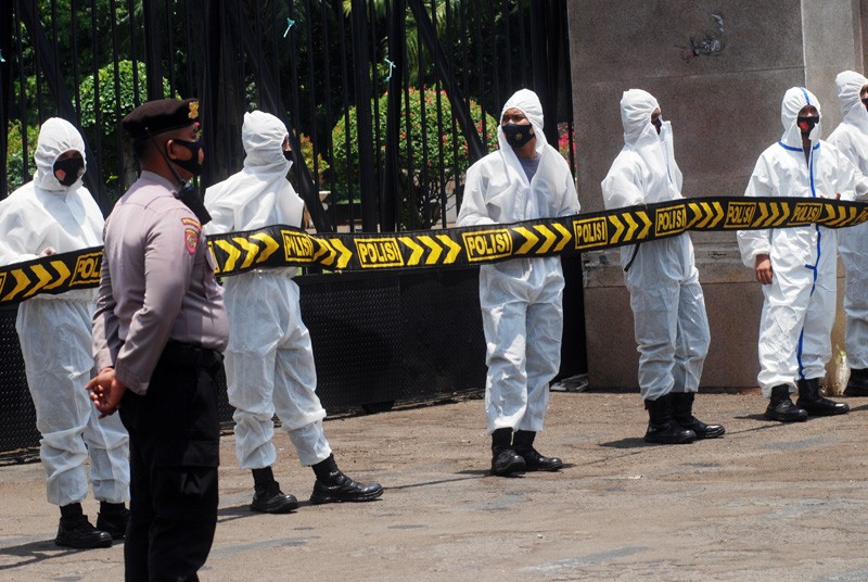 Petugas Kepolisian Jaga Pakai Hazmat