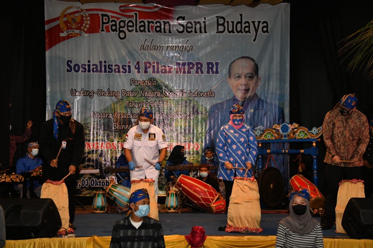 Di Pagelaran Seni Budaya Cianjur, Syarief Hasan Ajak Seniman Jadi Pelopor Pengamalan Empat Pilar
