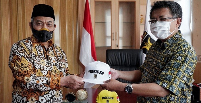 Sohibul Serahkan Topi Presiden ke Syaikhu