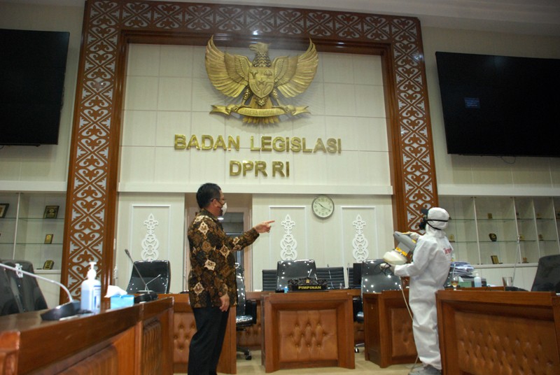 Penyemprotan Disinfekatan Di DPR