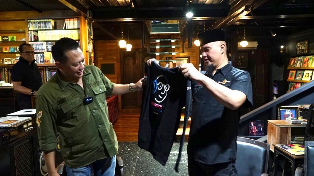 Nge-Vlog Bareng Ahmad Dhani, Bamsoet Kagumi Koleksi Barang Antik hingga Bicara Politik