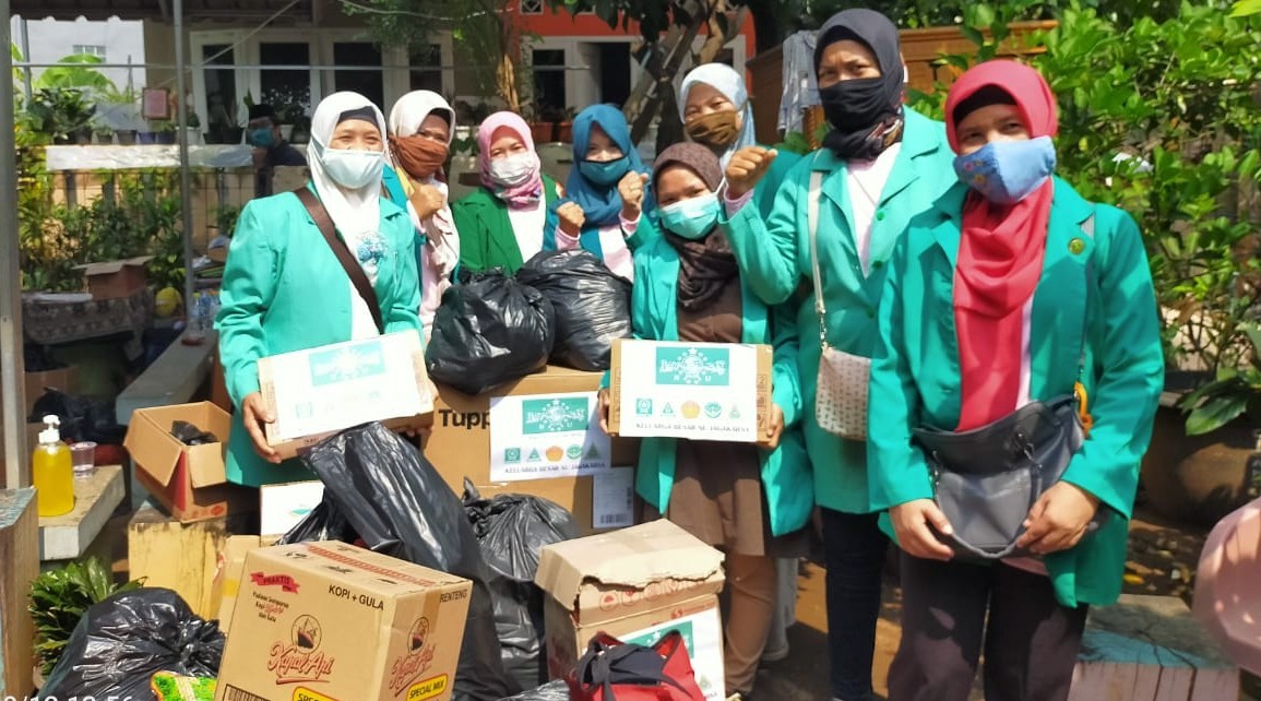 Berbagi Keberkahan, Fatayat NU Serahkan Bantuan ke Korban Longsor di Jagakarsa