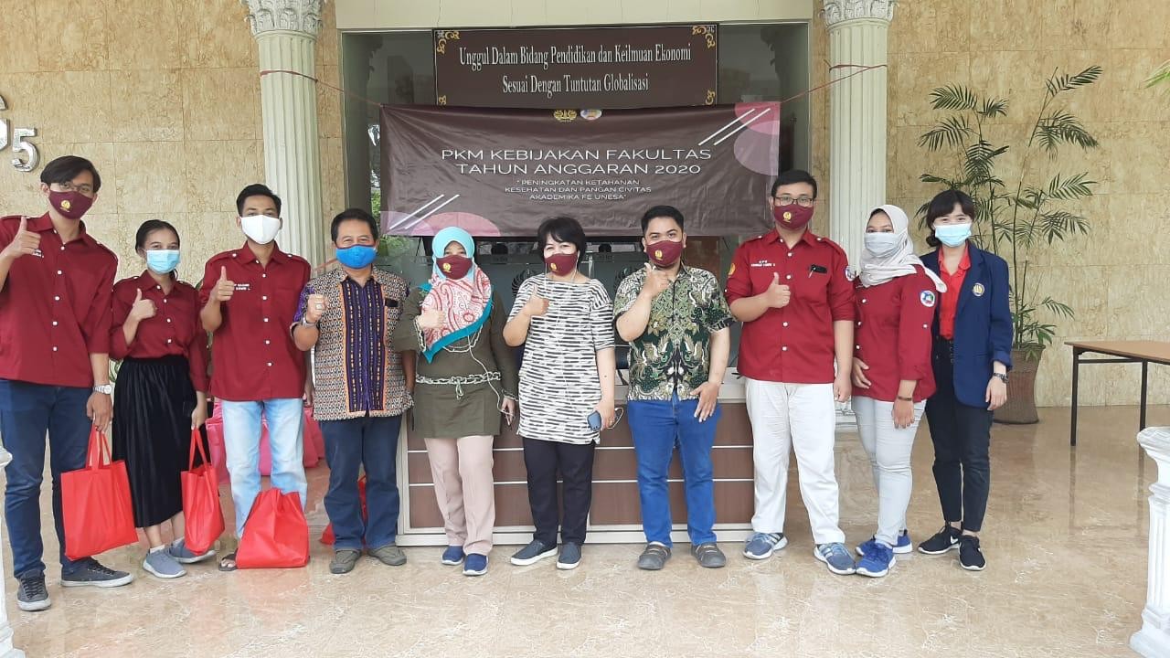 Dosen Akuntansi FE Unesa Bagikan Sembako untuk Mahasiswa Terdampak Covid-19