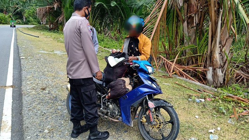 Nampak Gelisah, Ternyata Pemuda Ini Simpan Miras Dalam Tas Punggung
