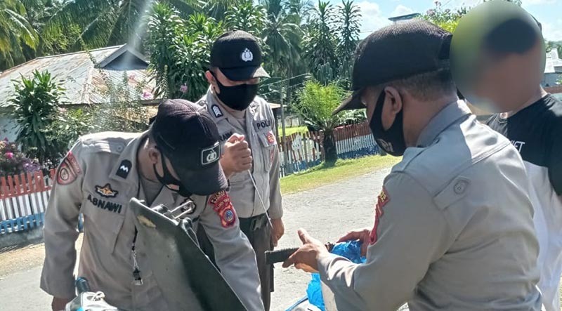Polsek Bualemo Amankan Sajam Dari Seorang Pengendara Motor