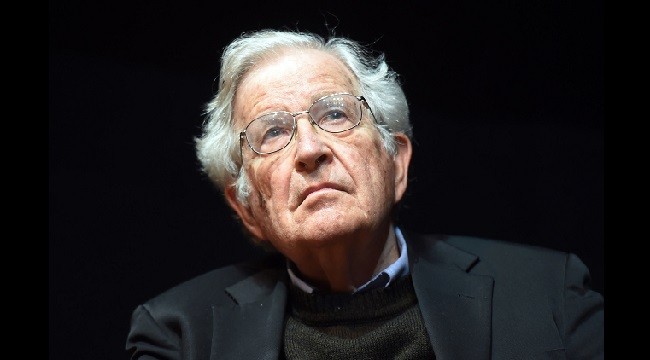 Chomsky: Trump Lebih Buruk dari Hitler