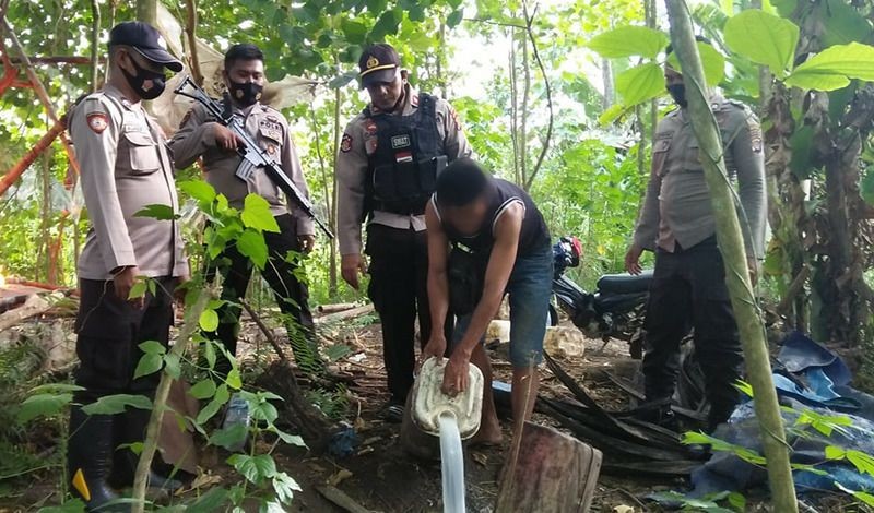 Tak Berkutik Digerebek Polisi Sedang Olah Cap Tikus