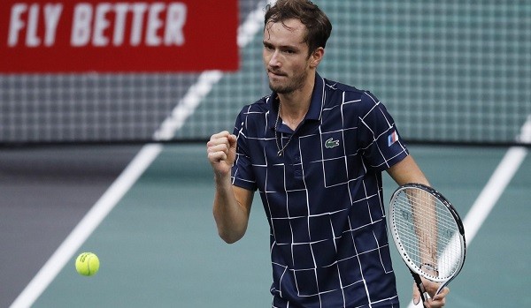 Djokovic Ditekuk Medvedev dengan Mudah