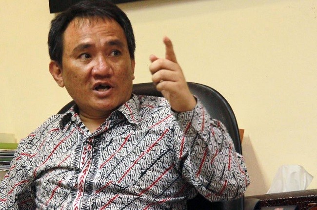 TNI Copot Baliho Habib Rizieq, Andi Arief: Negara Sudah Kalah