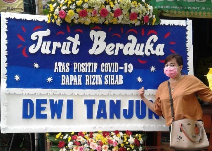 Dewi Tanjung Kirim Karangan Bunga ke HRS Bertuliskan "Turut Berduka"