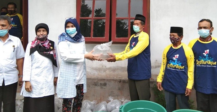Hanum Rais Berikan Bantuan 20 Paket Budidaya Ikan Lele