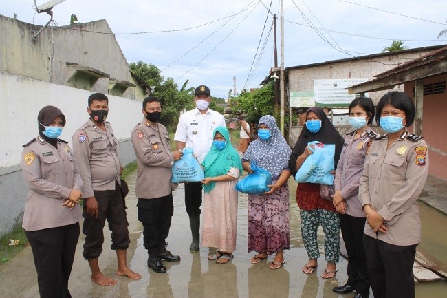 Peduli Korban Banjir, Polres Sergai Berikan Bantuan Sembako dan Perahu Karet
