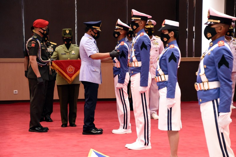 Panglima TNI Wisuda 923 Prajurit dan Bhayangkara Taruna