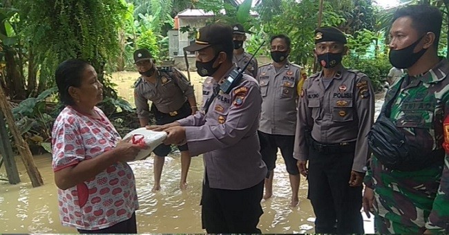 Tanggap Bencana, Kapolsek Padang Hulu Bagikan Sembako 