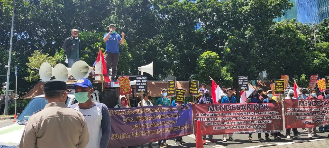 Massa Aksi Minta KPK Usut Tuntas Dugaan Praktek Korupsi di Papua Barat