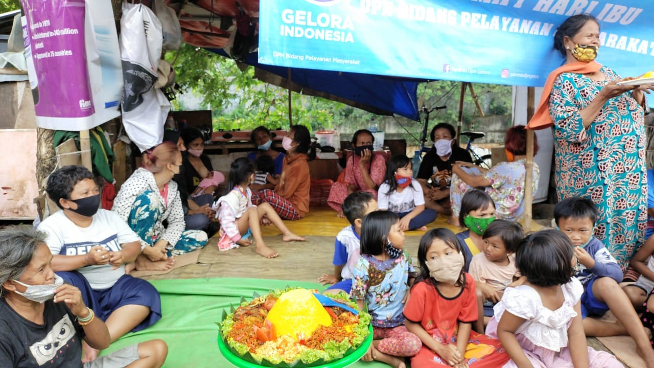 Partai Gelora Bawa Tumpeng Buat Ibu-ibu Pemulung Kanal Banjir Barat, Ada Apa?