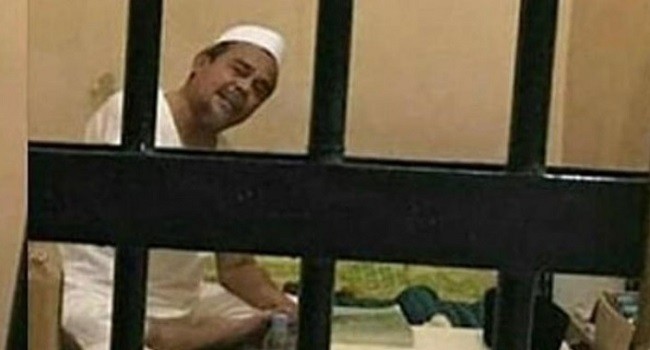 HRS Diperiksa Sebagai Tersangka Kasus Megamendung di Tahanan Polda Metro