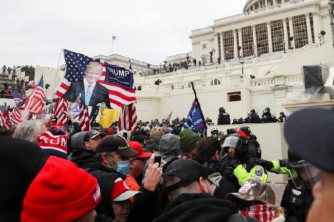 Massa Trump Serbu Gedung Parlemen Saat Pengesahan Joe Biden Jadi Presiden AS