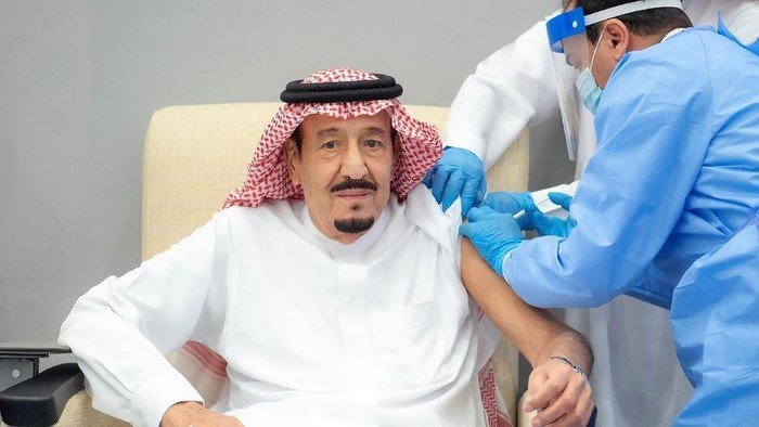 Raja Arab Saudi Terima Suntikan Pertama Vaksin Covid-19