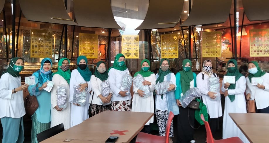 Cegah Penyebaran Covid-19, Fatayat NU Jaksel Berikan 1000 Masker ke Masyarakat