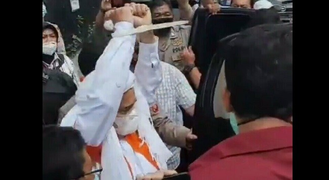 Suara Lirih HRS Saat Dipindah ke Bareskrim: Revolusi Akhlak, Allahuakbar
