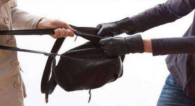 Mau Tusuk Polisi, Dua Jambret Spesialis JPO Kakinya Dibolongi