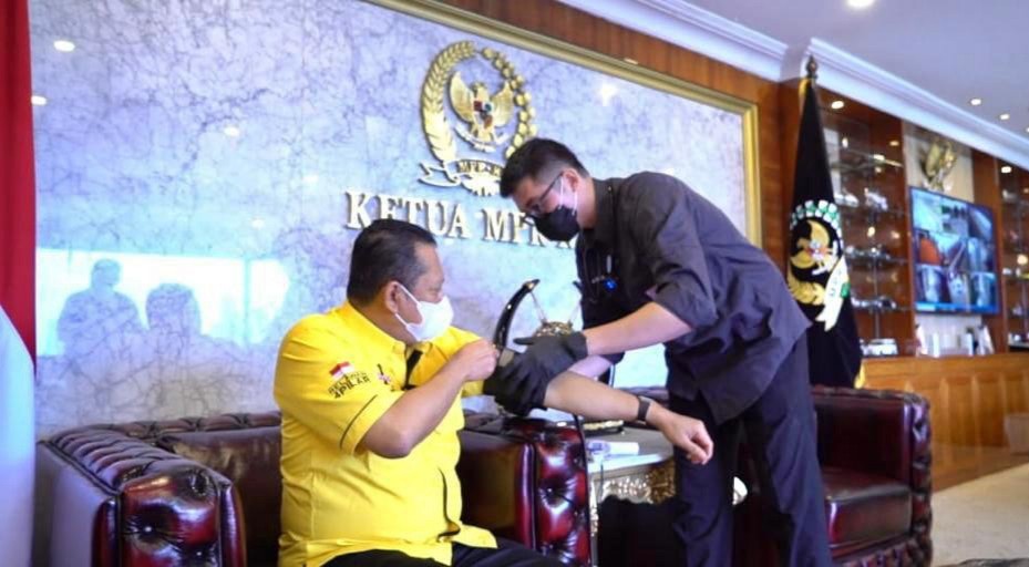 Bamsoet Disuntik Vaksinasi Covid-19 Tahap Kedua