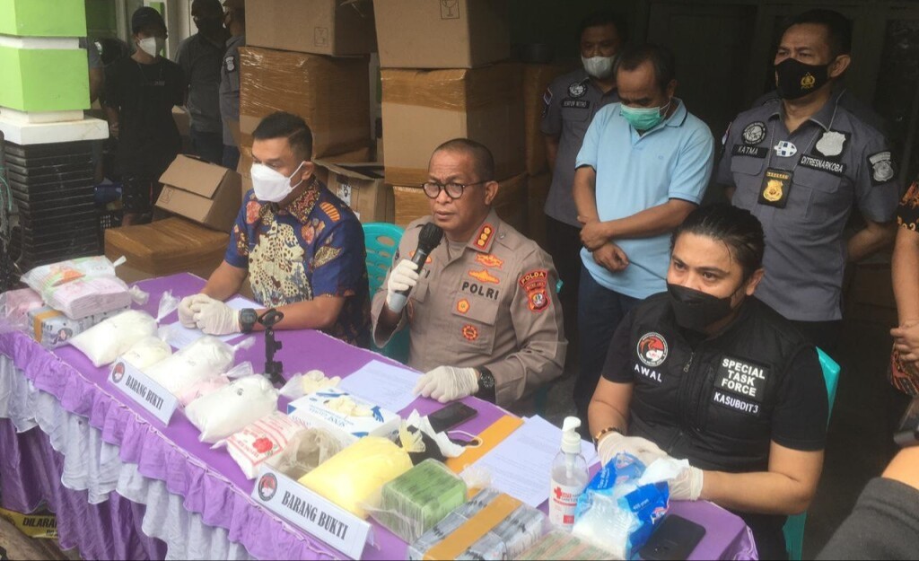 Pabrik Kosmetik Berbahaya Digerebek di Bekasi, Pelaku Raup Rp. 100 Juta Sebulan